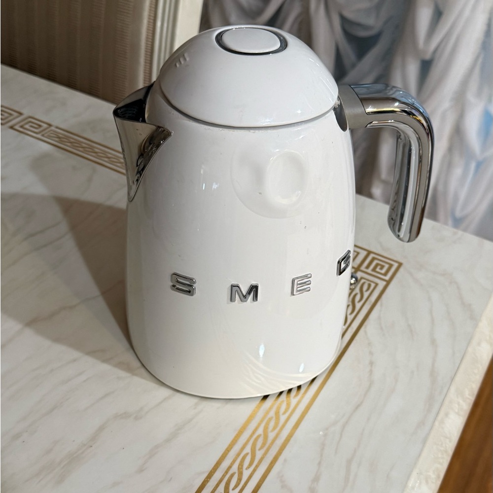 White Electric Kettle (FOR PARTS)